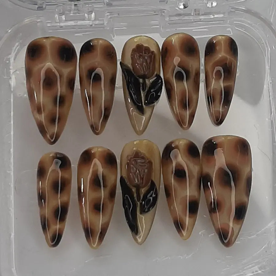 Faux ongles design cat eyes réhaussé d'une rose automnale