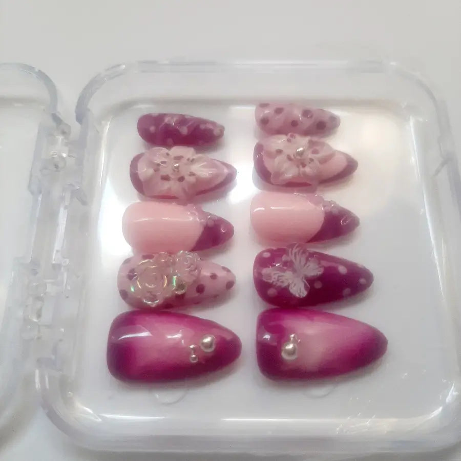 Burgundy, vue détaillée des motifs floraux 3D et ses détails dorés