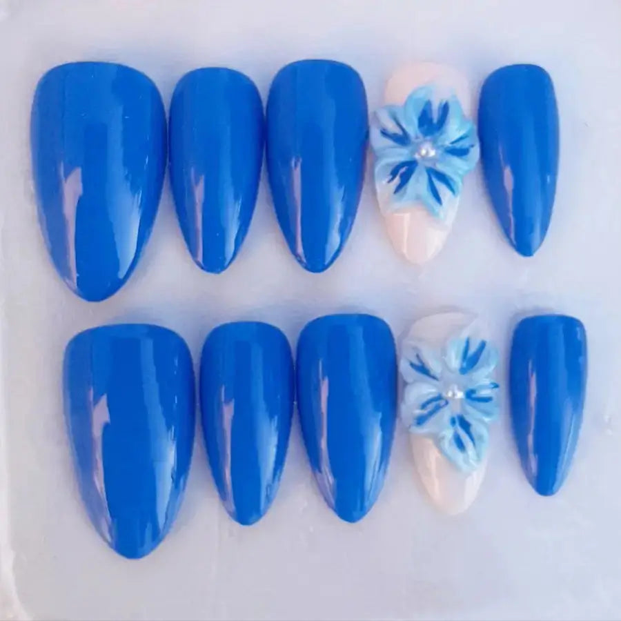 faux ongles pour fêter la féria de Céret aux couleurs bleu et blanc