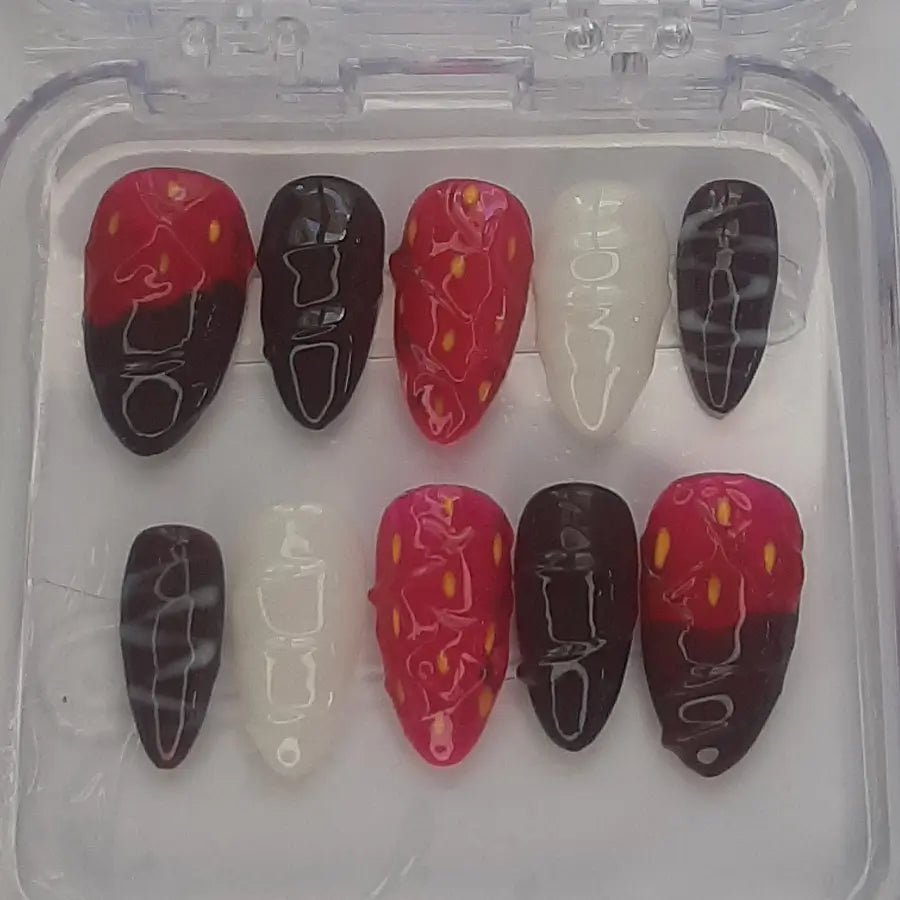 Faux ongles gourmands fraises et nappage chocolat, blanc et noir