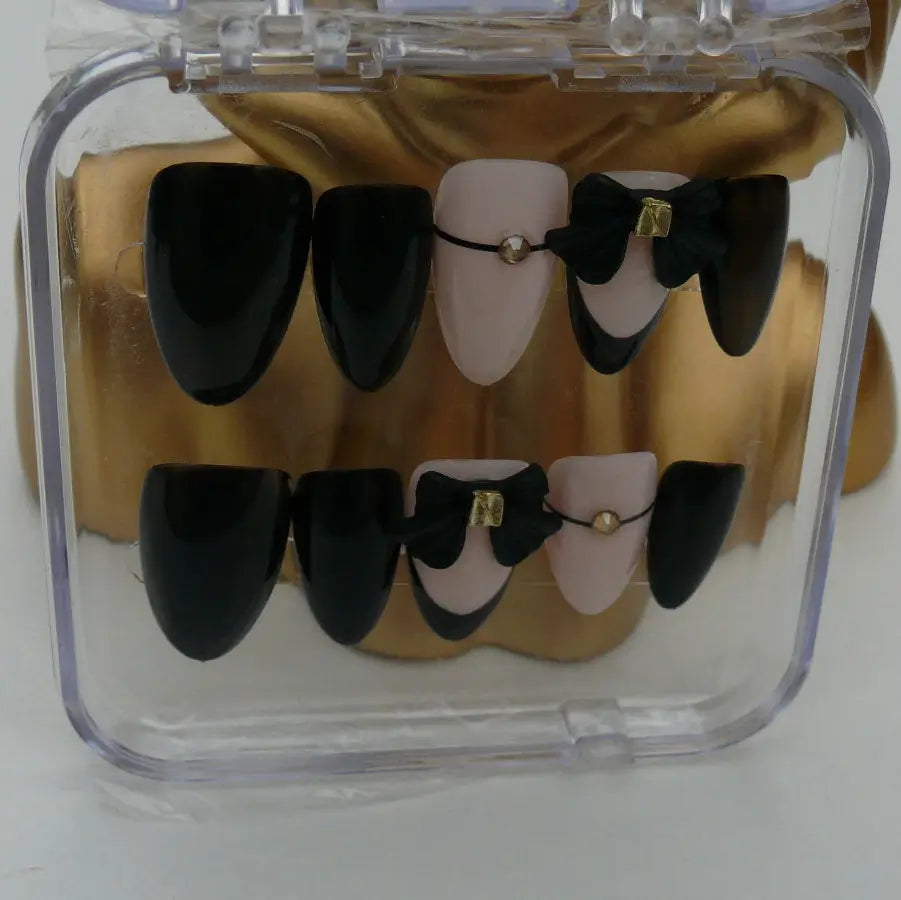 vue détaillée des faux ongles dark lady qui apporteront une féminité à vos mains
