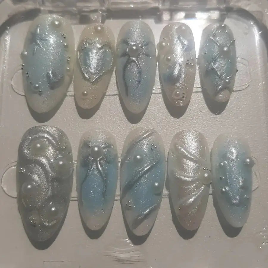 Ces ongles transforment vos mains en bijoux de cristal, capturant la beauté éphémère et précieuse de l'hiver.