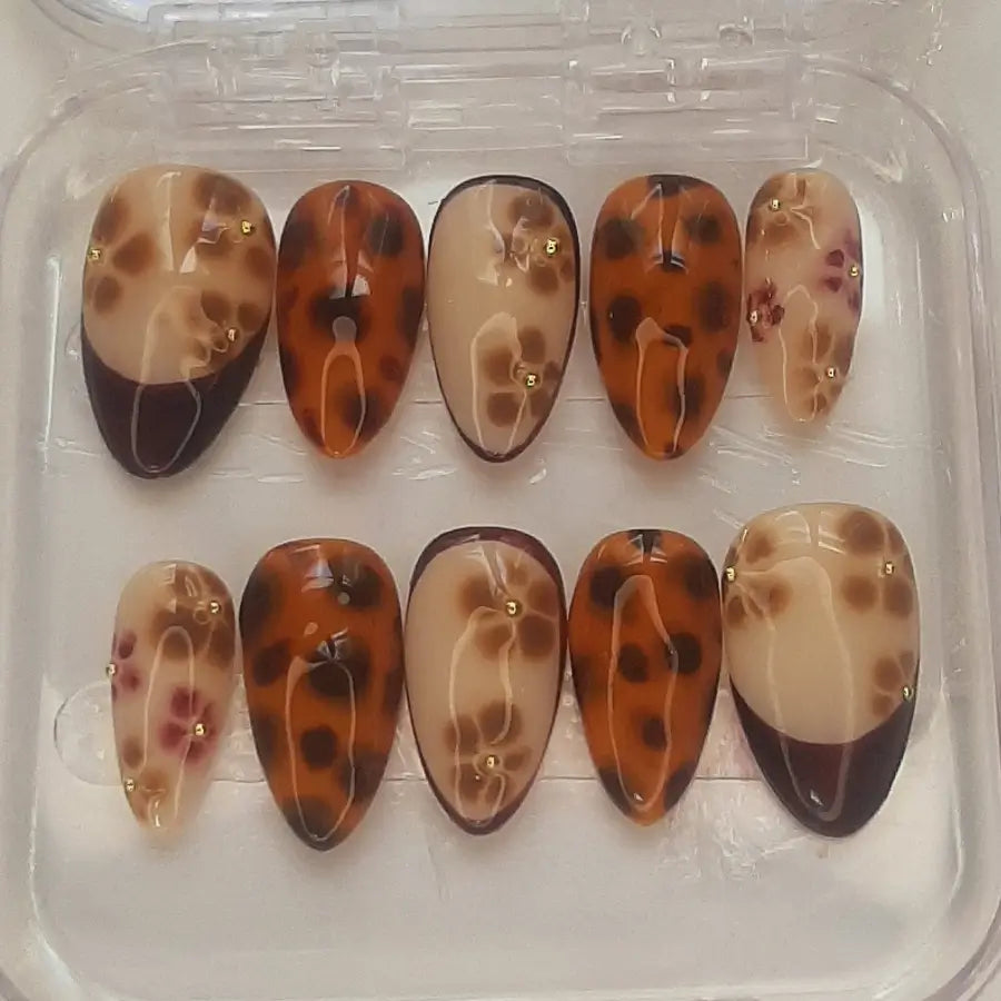 Set de 10 faux ongles effet tortoise et french, forme Amande, faits main en France.