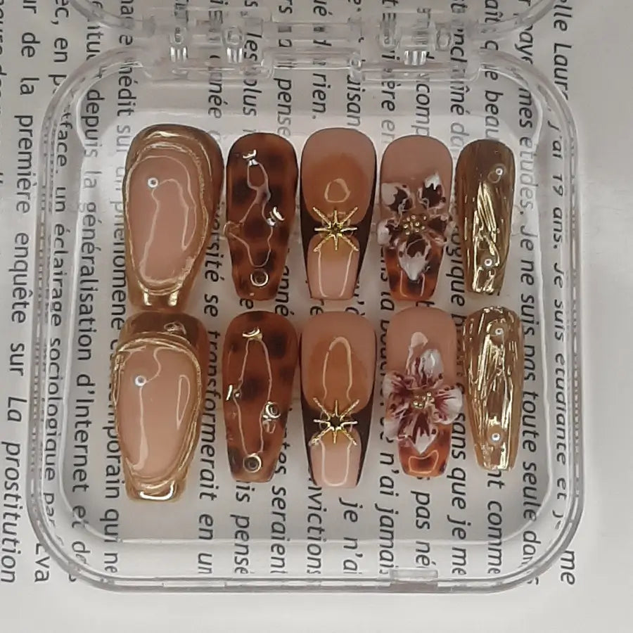 Faux ongles élégants et sophistiqués de la collection automne. Transformez vos mains en véritables bijoux d'ambre