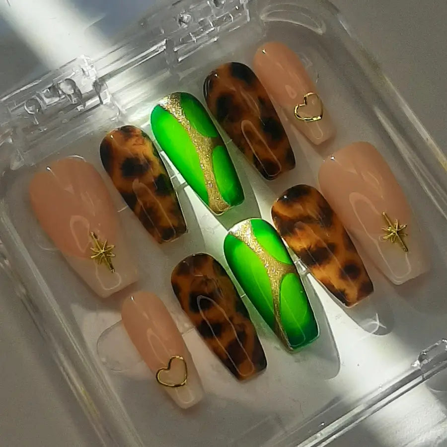vue détaillée des faux ongles green tortoise et french blanche