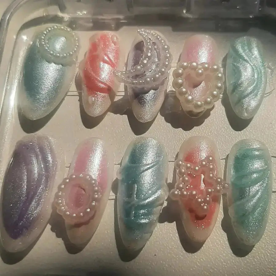 Ces ongles transforment vos mains en œuvre d'art vivante, apportant joie et éclat à chaque geste.