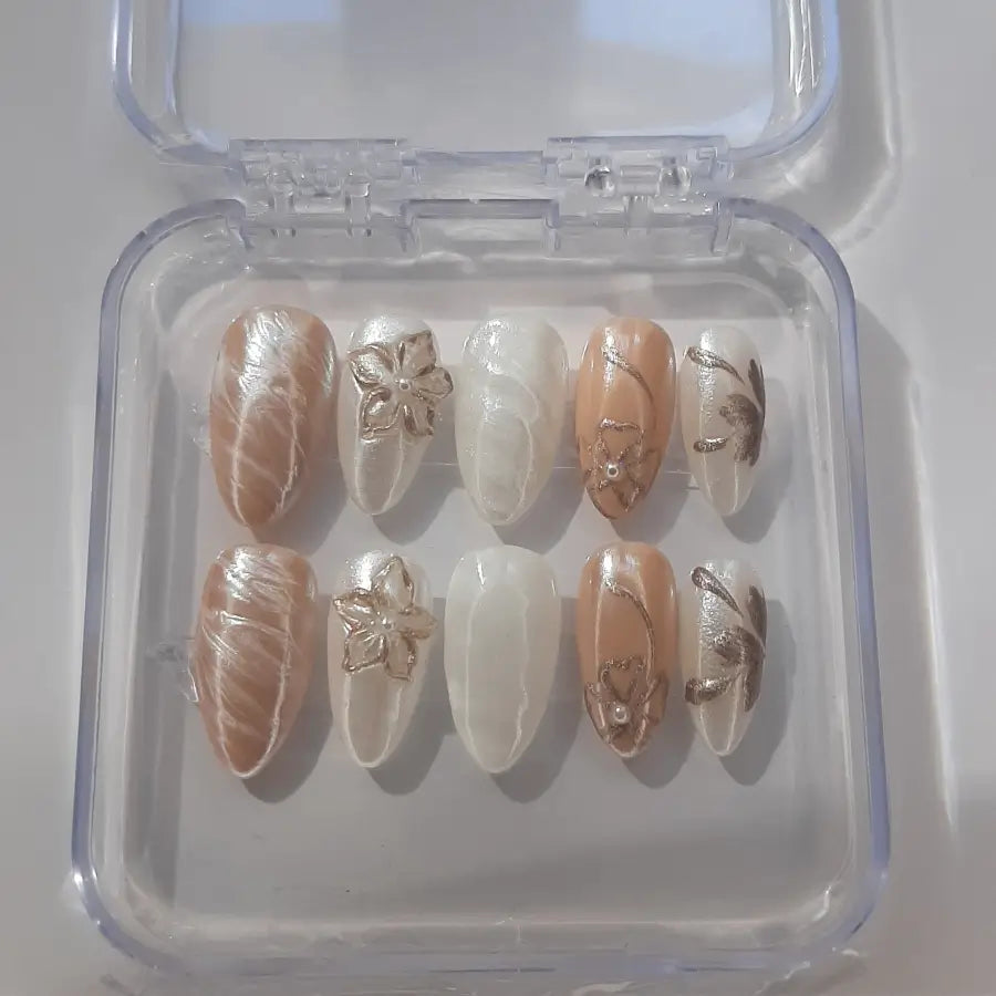 Faux ongles au design floral 3D dorés et marbré 