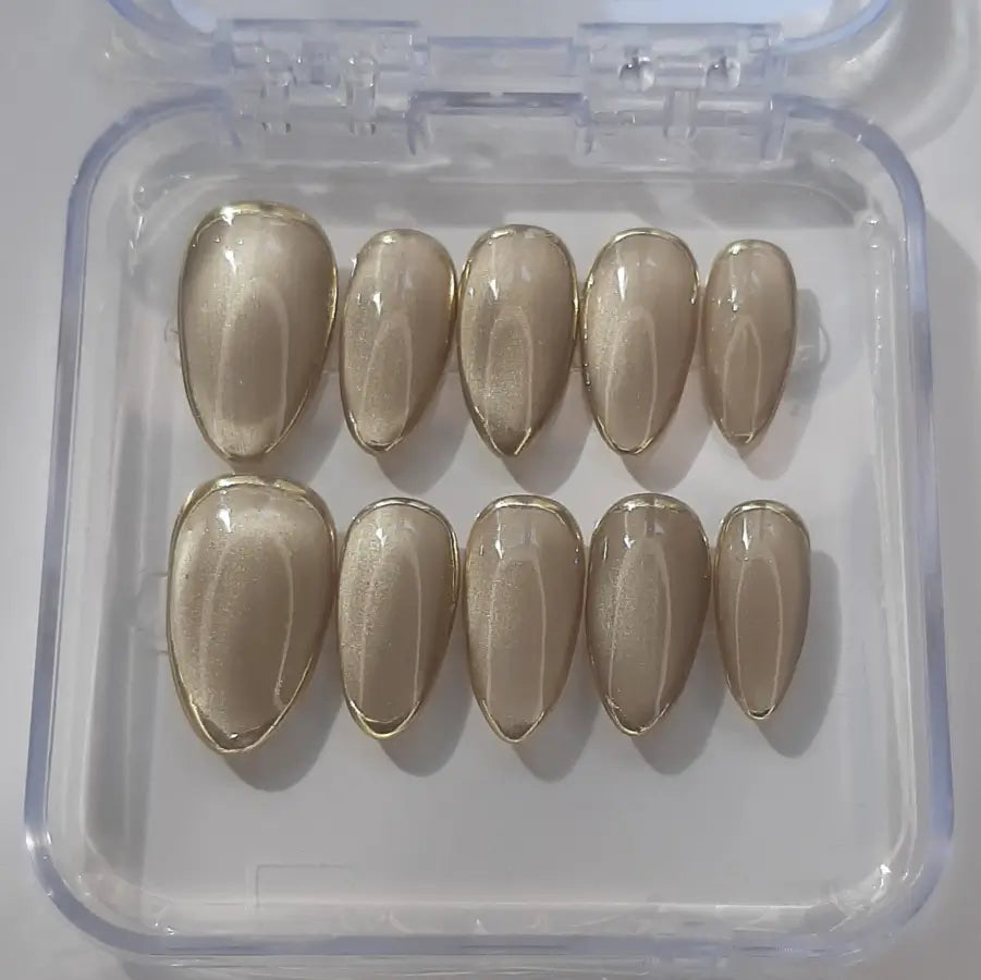 Faux ongles cat eyes champagne et contours chromés pour révéler la beauté de vos mains