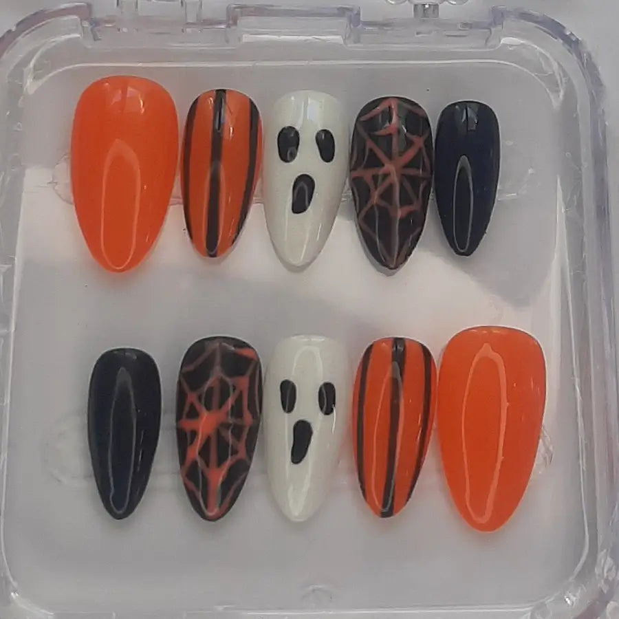 Faux ongles stylés au design d'halloween fantôme et toile d'araignée