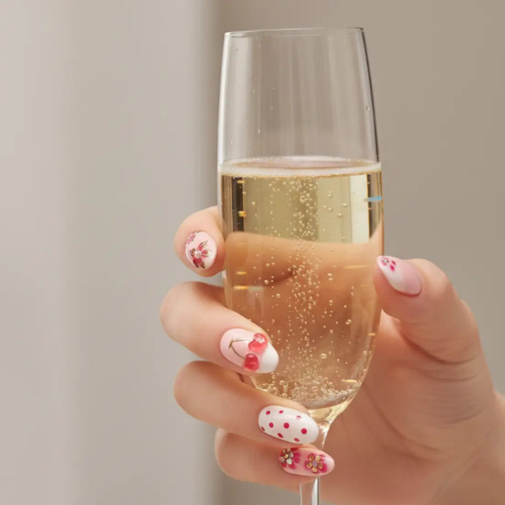 Faux ongles faits main en France, réutilisables, design cerise, french blanche sur base nude. Livraison rapide.