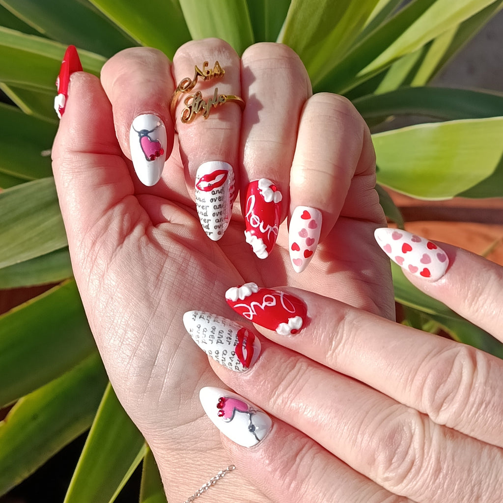 Pose faux ongles réutilisables collection saint valentin rouge et blanc. Fabrication française, faits main en France. Amande moyen