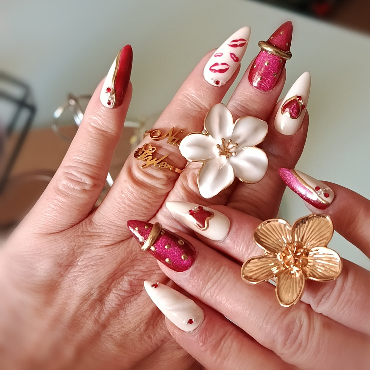 faux ongles réutilisables, application facile, collection saint valentin, cat eyes rouge et blanc, bague chrome doré, lèvres et cœurs. fabrication artisanale en France. Stiletto médium