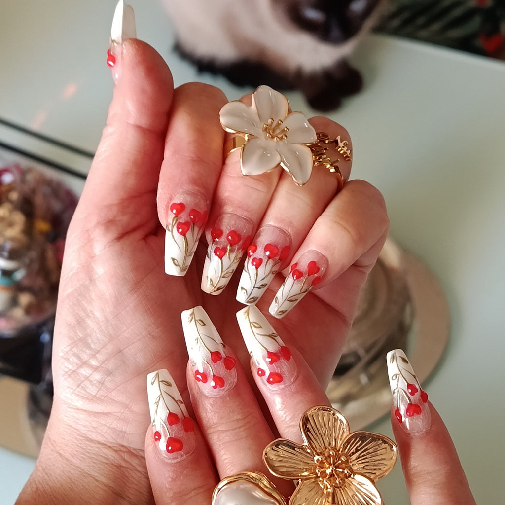 faux ongles coffin médium, blanc, doré  et transparent, ornés de cerises en cœur. Faits main en France
