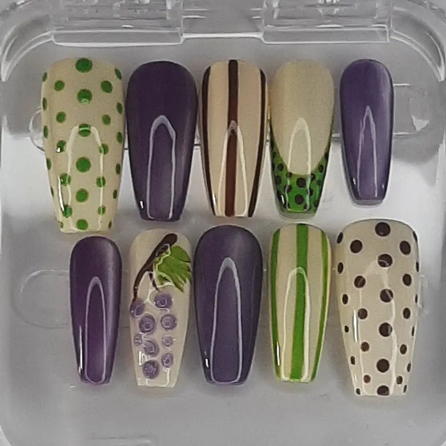faux ongles élégants violet et vert au design grappe de raisin et petits pois