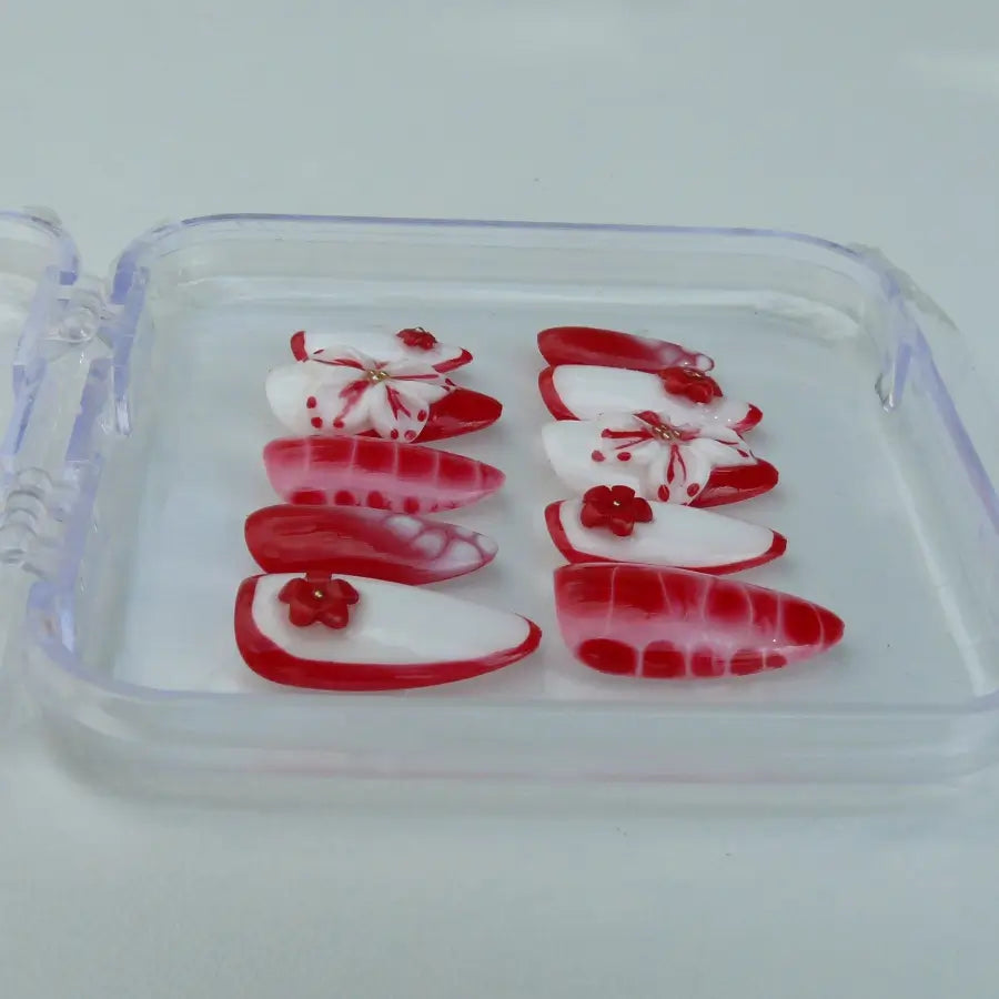 Blanc et rouge, ces faux ongles conçus avec du blooming gel et des fleurs 3D apporteront douceur et féminité à vos mains