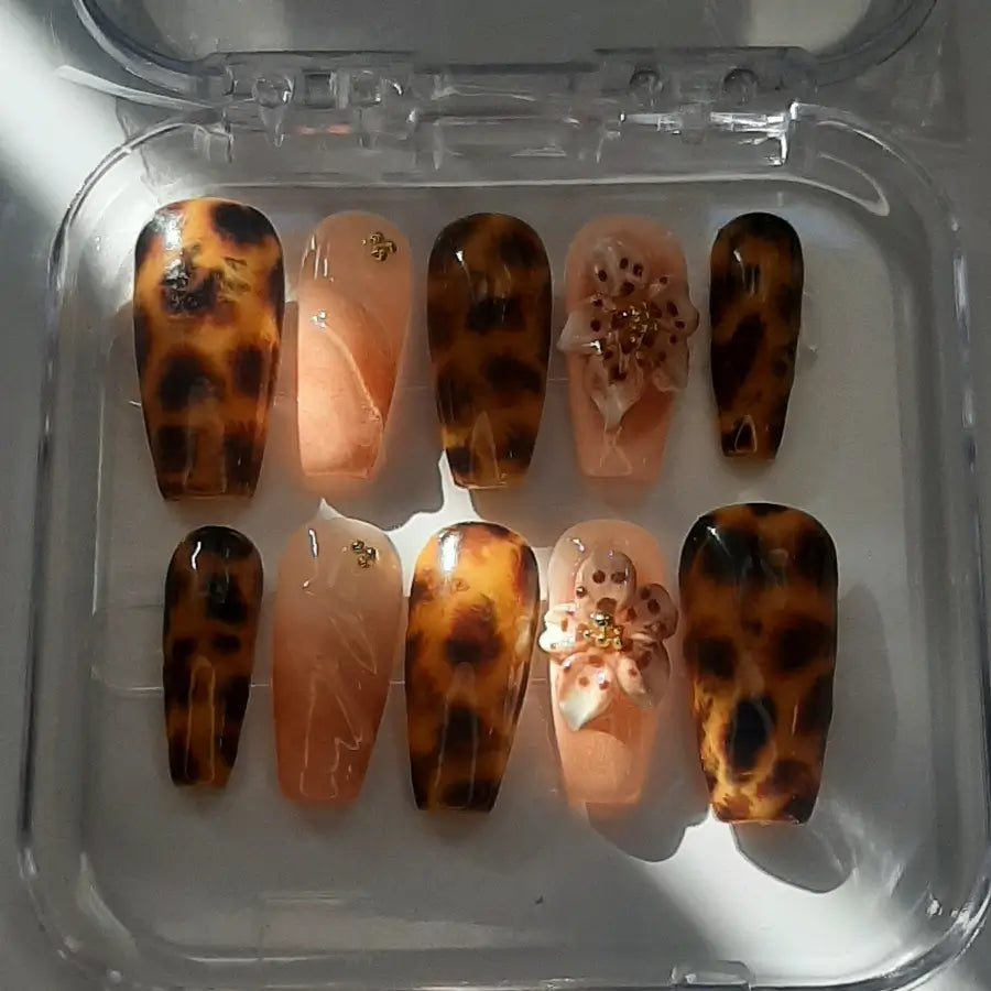 faux ongles aux designs tortoise et fleurs 3D