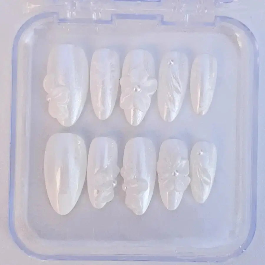 Press-on nails White Lady blanc nacré fleurs 3D