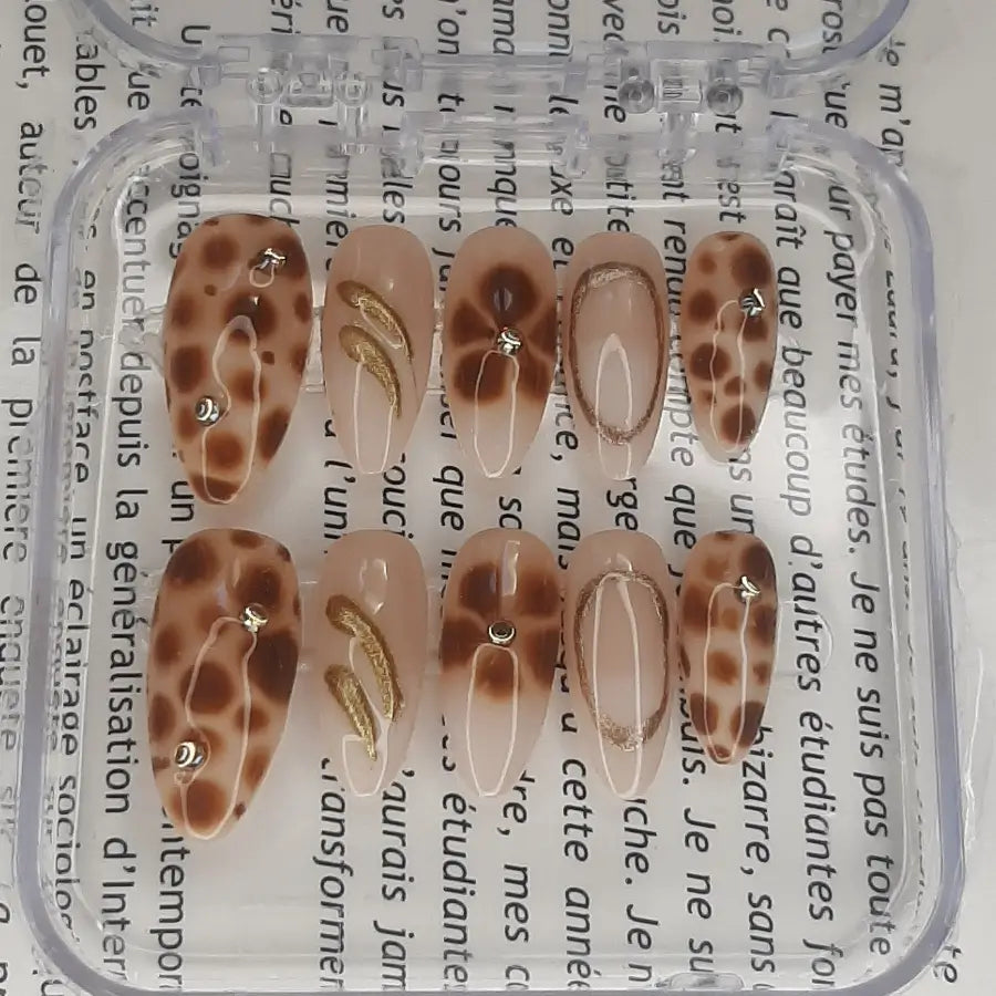 Aux allures léopard, ce set de faux ongles de la collection automne, beige et marron apporteront de l'éclat à vos ongles