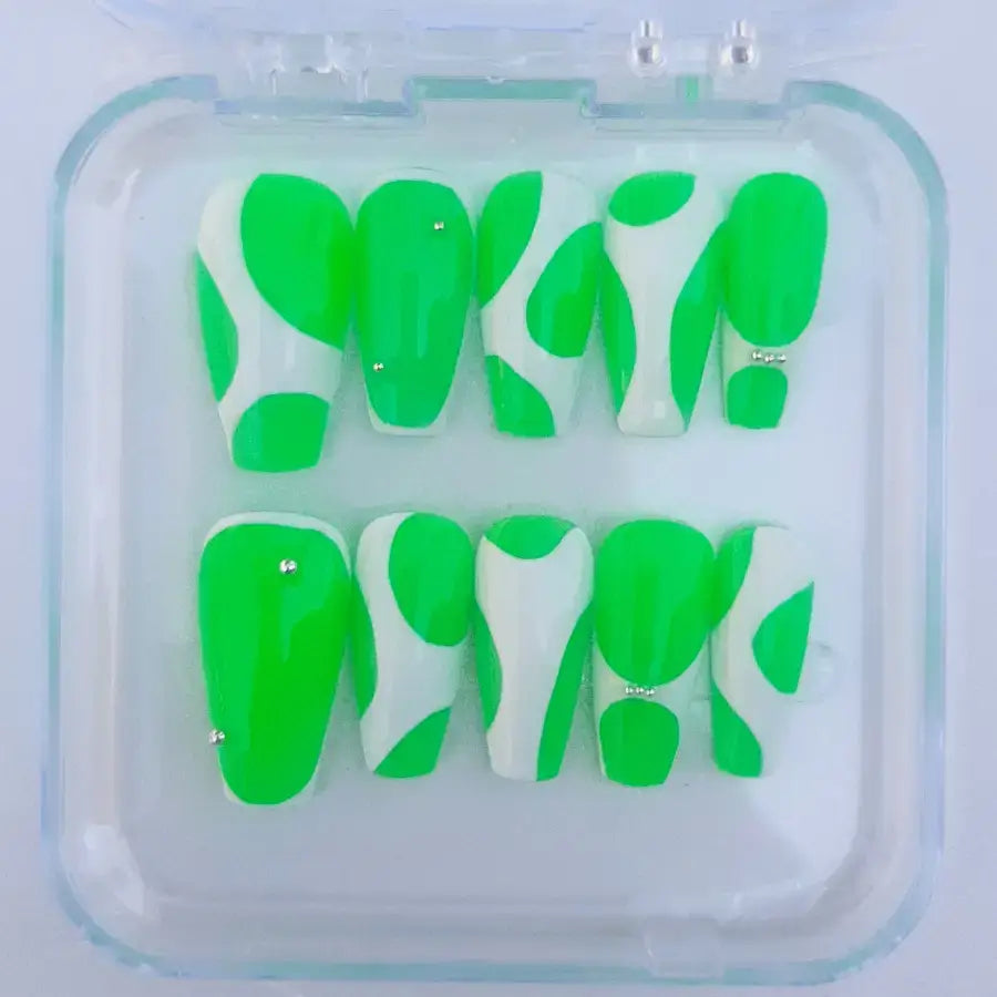 Faux ongles aux designs de Yoshine compagnon de Mario, vert et blanc