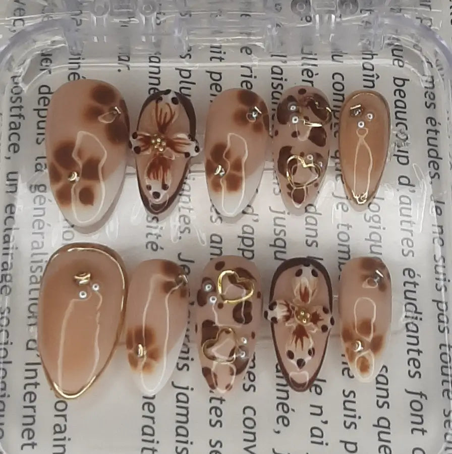 Faux ongles aux allures sauvages marron et doré agrémenté de coeurs et fleurs 3D - Faits main en France