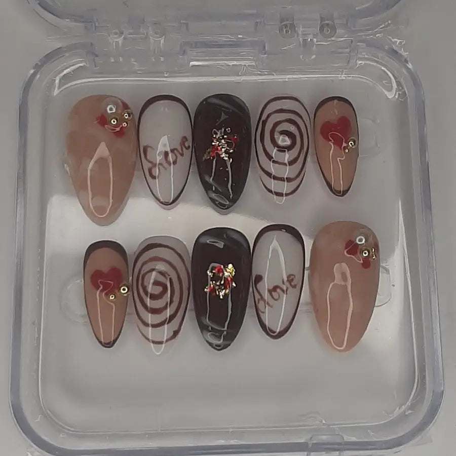 Faux ongles à croquer, 3 chocolats nappés de coulis de framboises et feuilles d'or, forme Amande