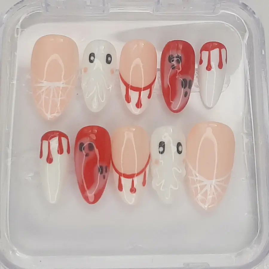 faux ongles halloween fantômes, toile d'araignée et gouttes de sang forme le design