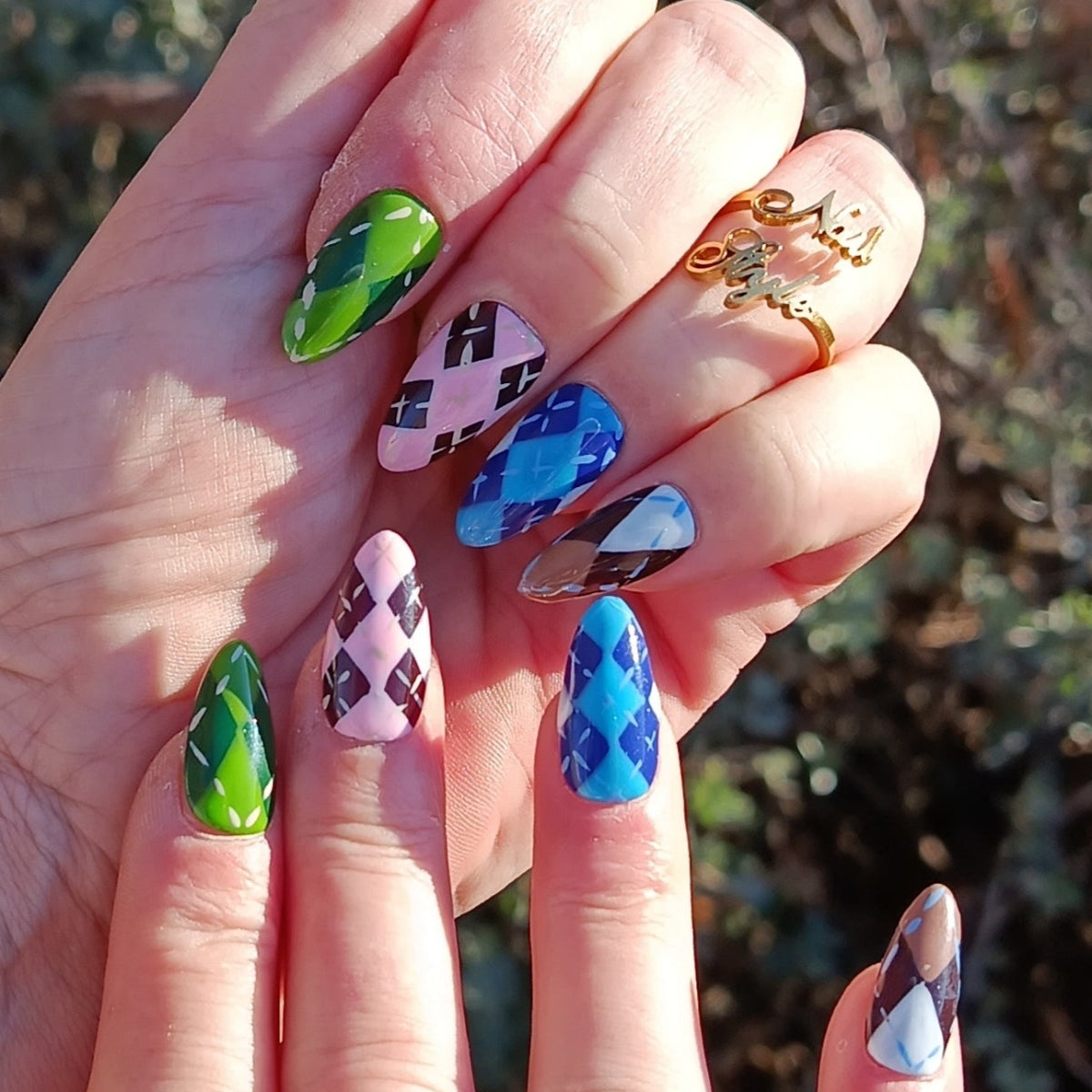 Press on nails, faux ongles réutilisables, aux couleurs vert, rose, bleu, marron et blanc, motif jacquard, fabrication française.