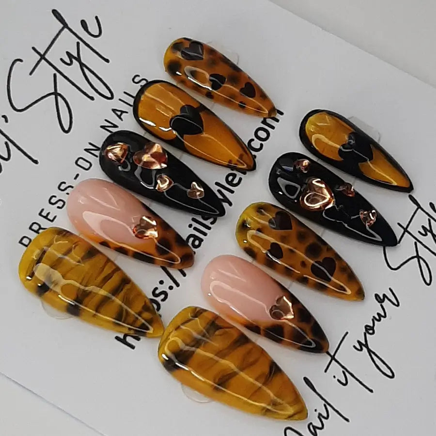 Vue détaillée des faux ongles aux couleurs d'automne, translucide et noir