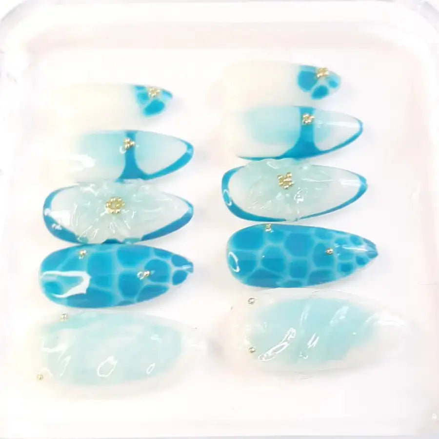 Vue détaillée Aqua Blossom bleu océan nail art douceur