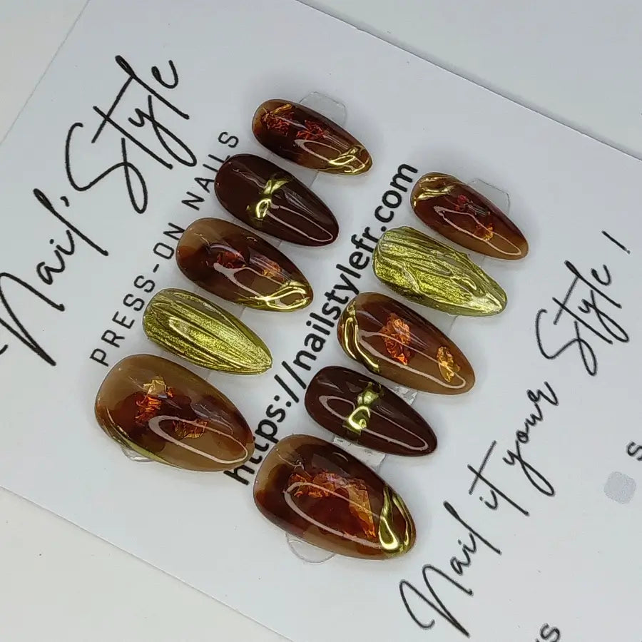 Set de 10 faux ongles aux couleurs de l'automne 2025, marron chocolat et or, très tendance