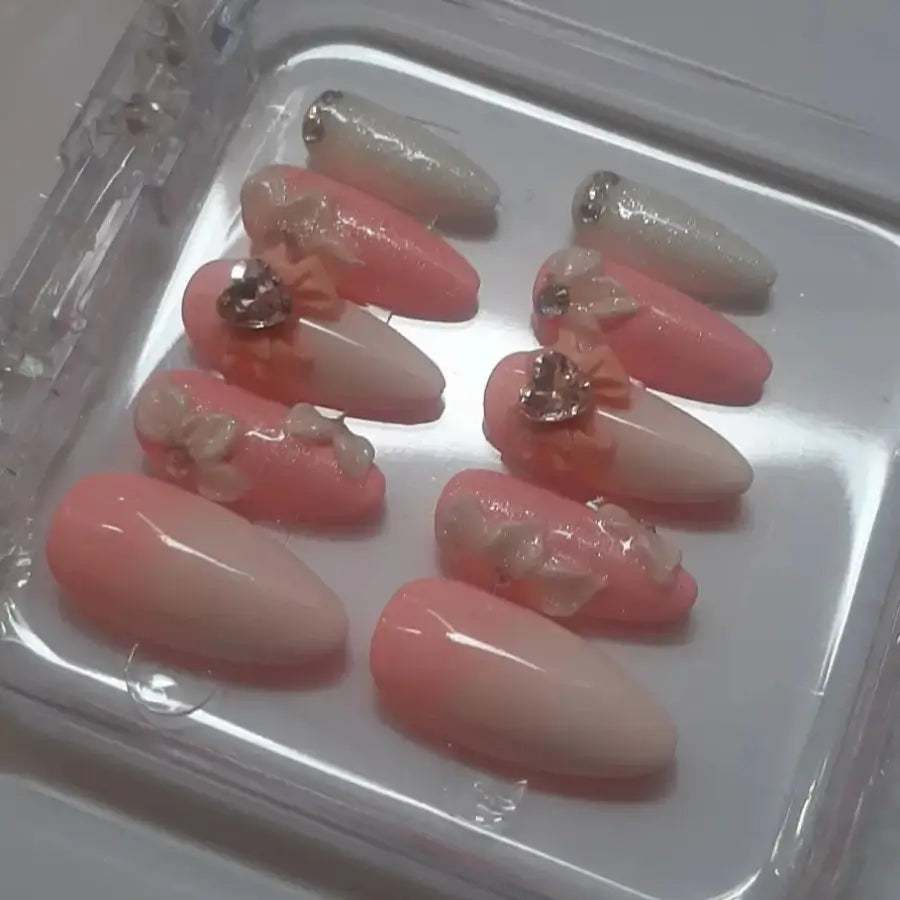 Ces magnifiques faux ongles Baby Pink vous offrent un look romantique et élégant avec leurs nuances de rose délicates et leurs détails précieux.