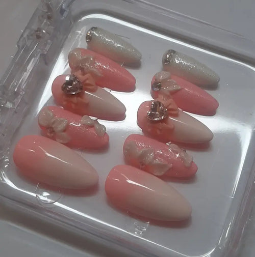 Ces magnifiques faux ongles Baby Pink vous offrent un look romantique et élégant avec leurs nuances de rose délicates et leurs détails précieux.