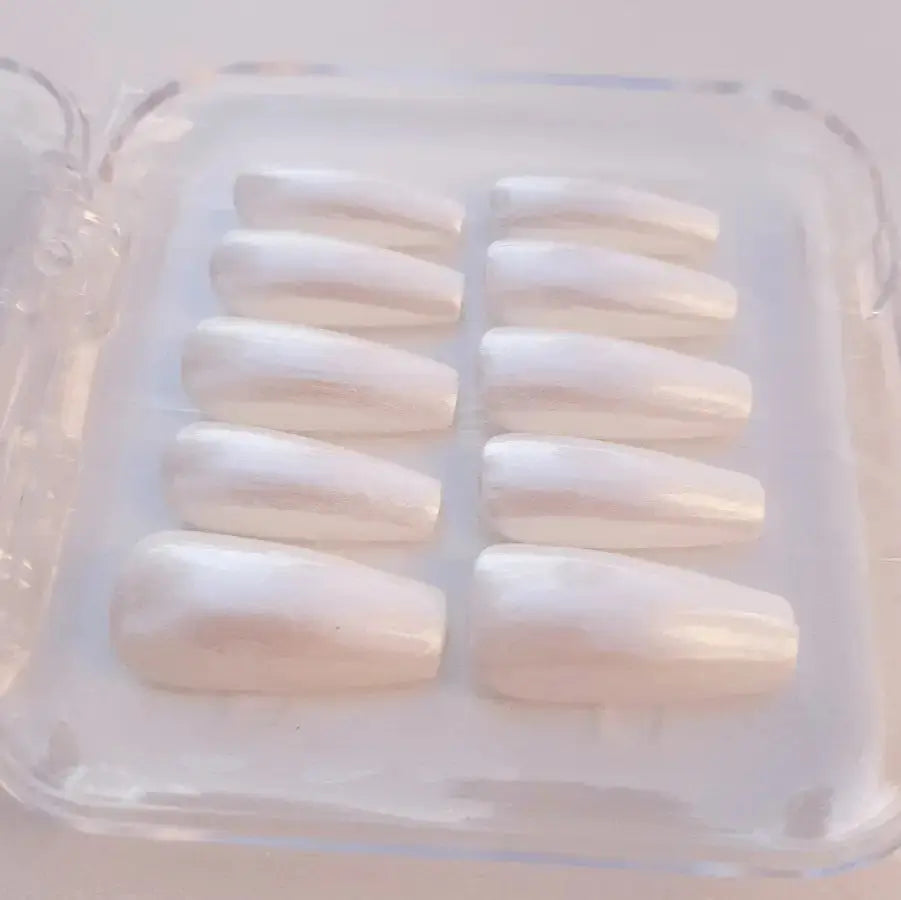 Pureté et charme sont les mots clés des faux ongles blanc nacre proposés par nailstylefr