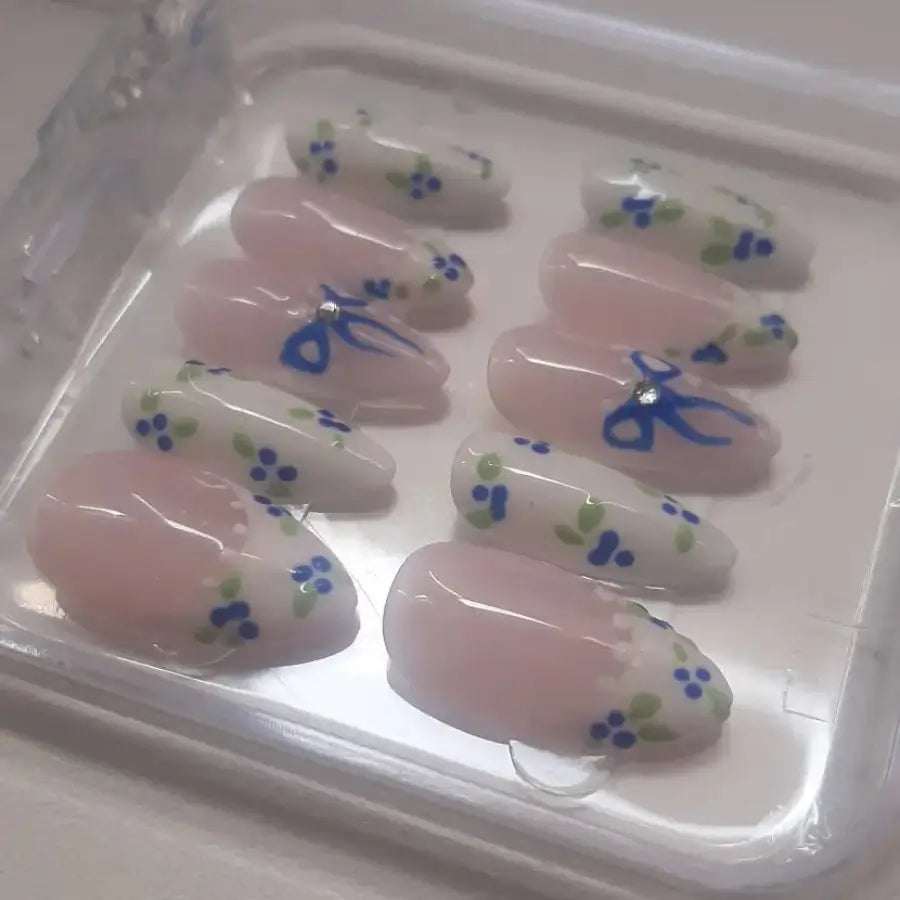 Laissez-vous séduire par cette collection exclusive qui marie la douceur des tons naturels à la fantaisie des motifs fruités