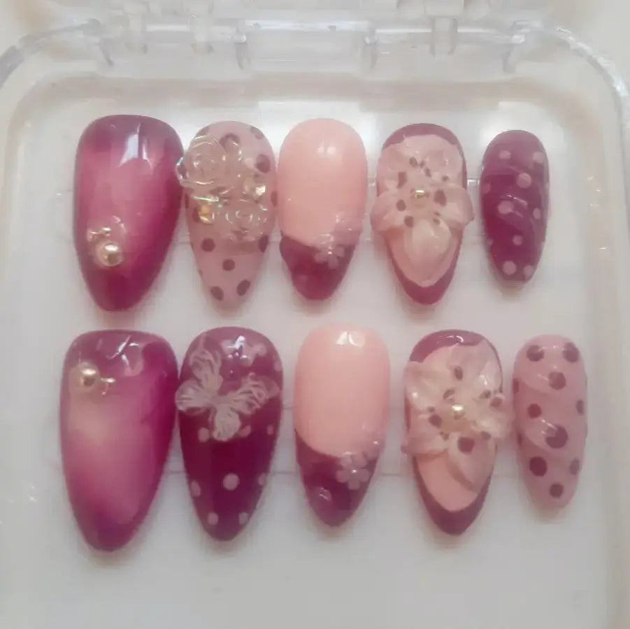 Press on nails Burgundy Rose avec motifs floraux 3D, tons violet et rose poudré, détails dorés