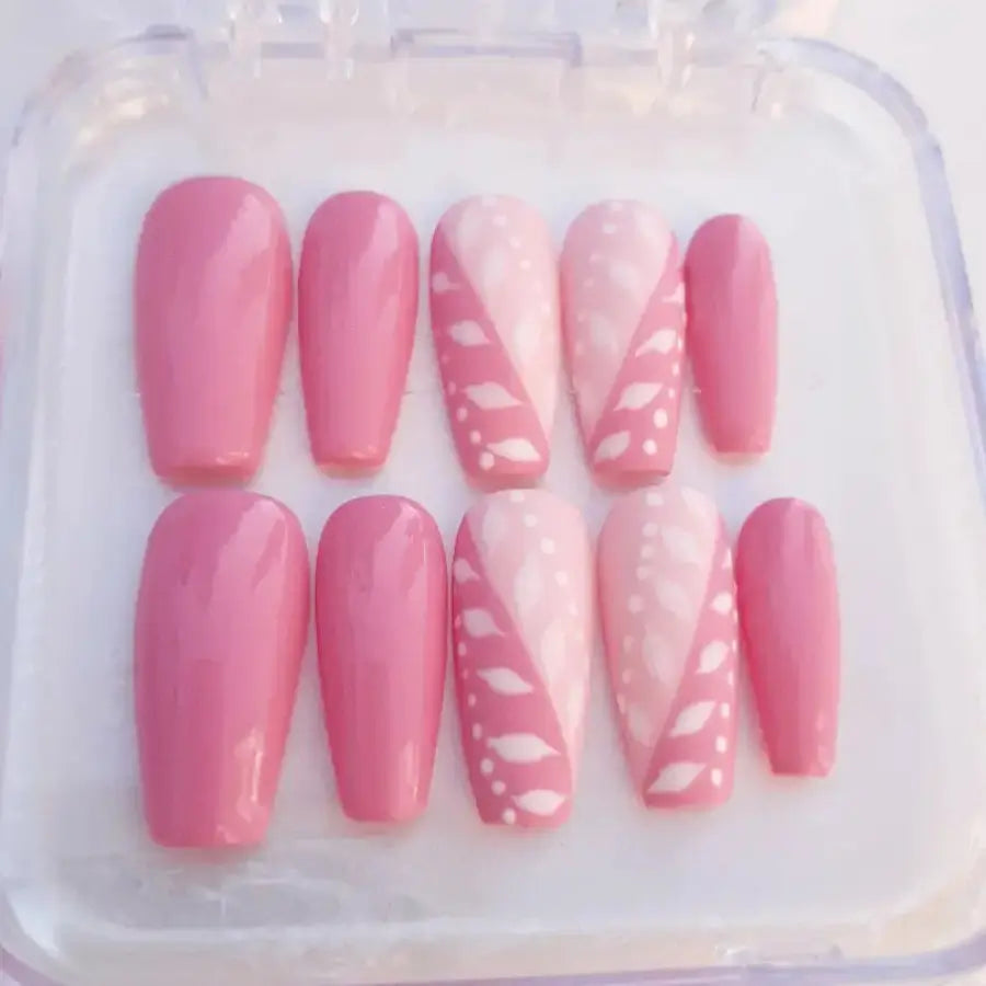 Rose et blanc, ces faux ongles de forme coffin apporteront belles allures à vos mains