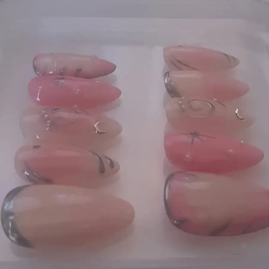 faux ongles sur base nude rosé, design métalisé