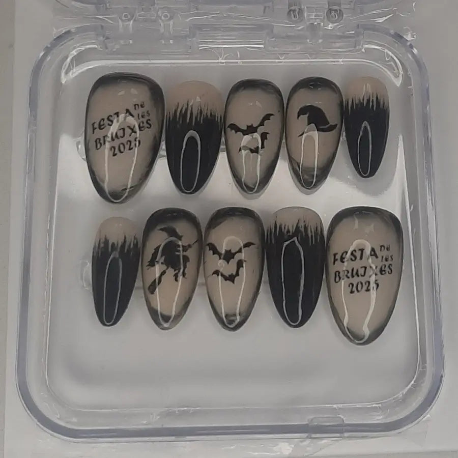 Faux ongles noirs sur une base nude rappelant les sorcières Catalanes