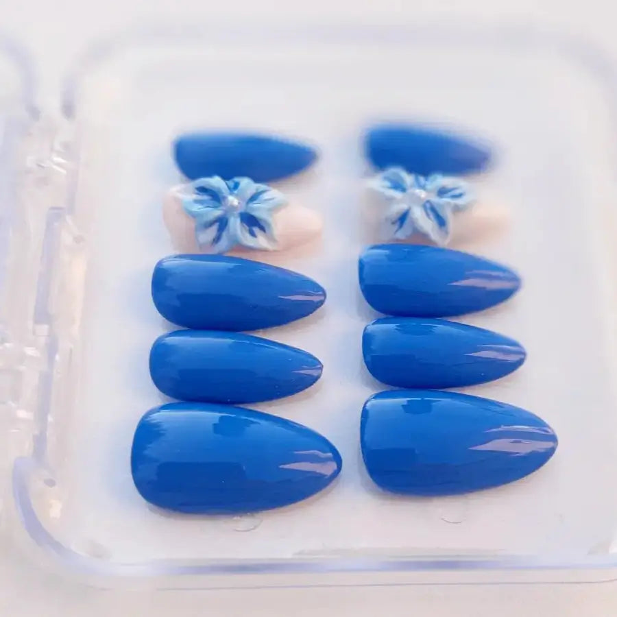 vue détaillée ceretane faux ongles aux couleurs emblématique des férias de Céret bleu et blanc avec fleur 3D