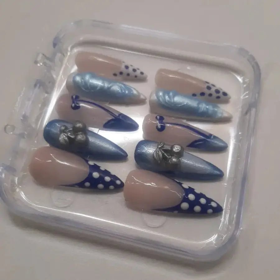 Transformez vos ongles en œuvre d'art ! Ces press-on nails au design bleu apporteront une touche de fraîcheur et d'élégance à votre look.