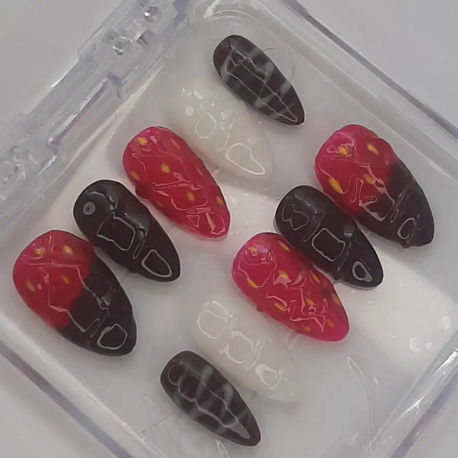 faux ongles raffinés et gourmand, design fraises et chocolat noir et blanc