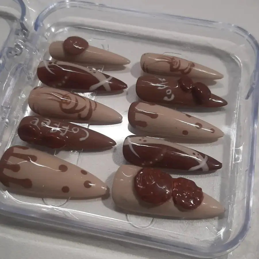 press-on nails Coffee Dreams designs café et chocolat avec des motifs variés en nuances de brun et beige, finition brillante professionnelle