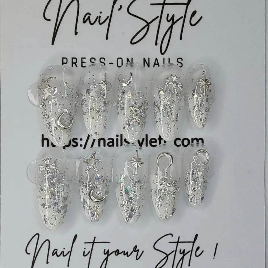 Brillez de mille feux pour les fêtes de fin d'année avec ces faux ongles blanc pailleté