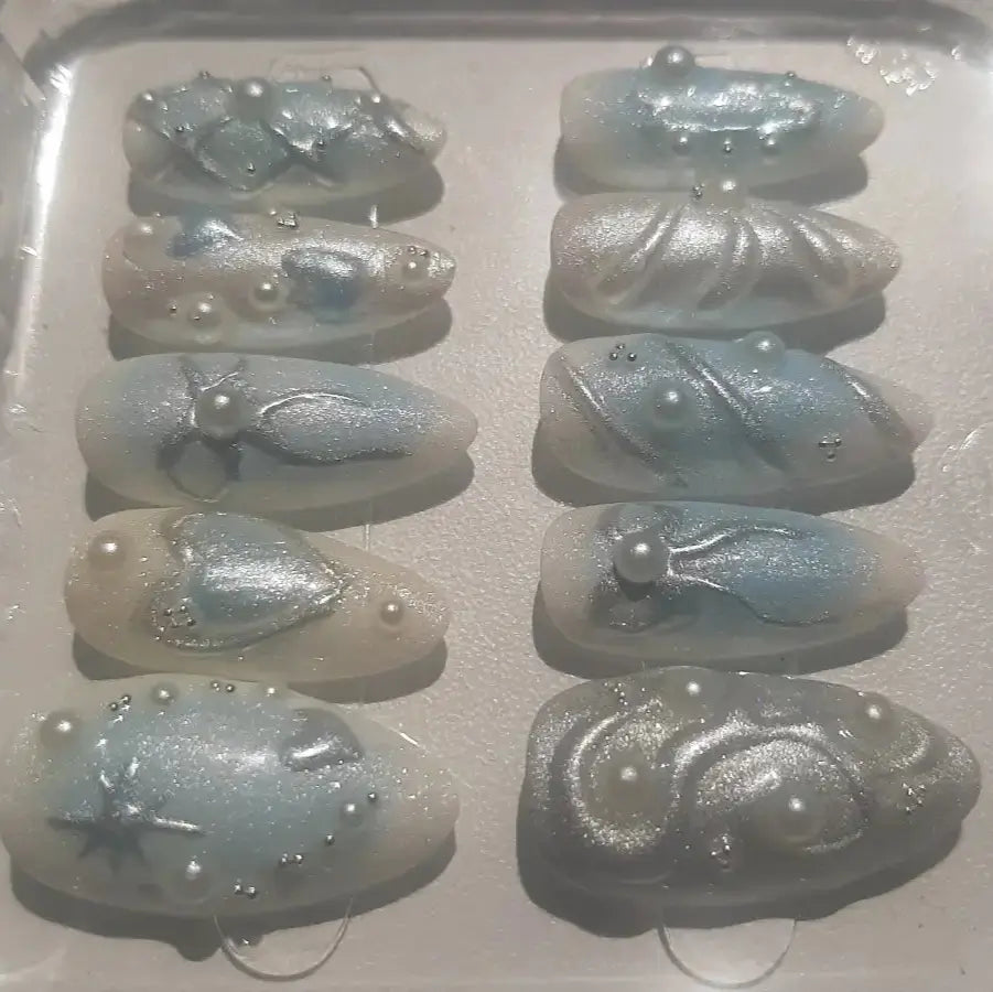 Set de faux ongles effet givré, qui évoquent la reine des neiges