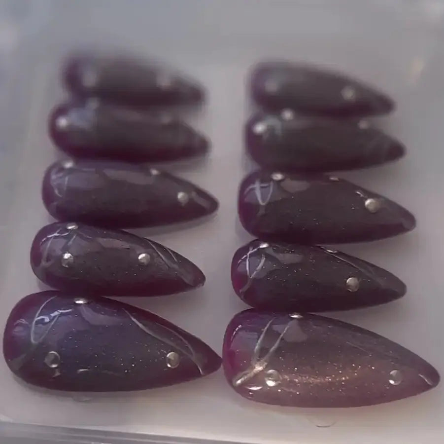Cat eyes violet, faux ongles élégants avec des traits métalique et strass