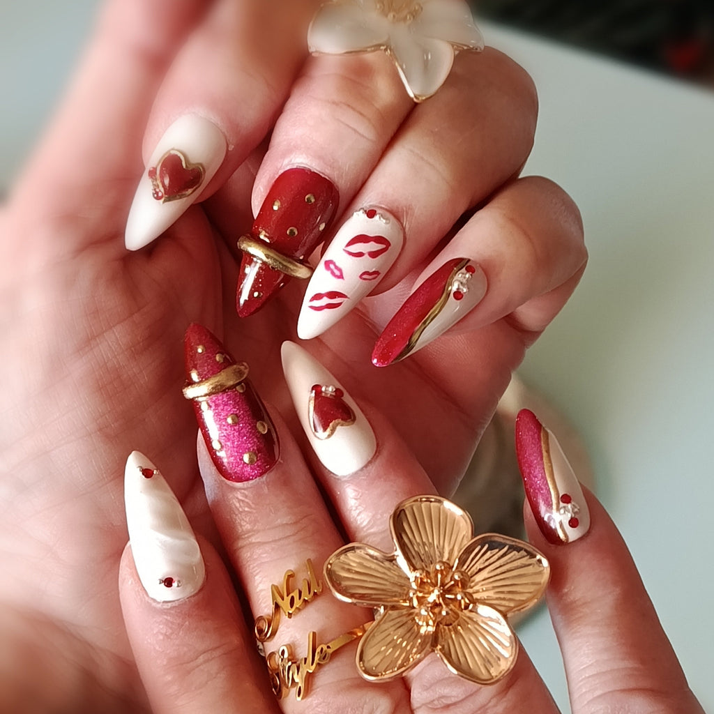 Sublimes set de press on nails valentine's de la collection saint valentin. Faux ongles réutilisables, rouges et blanc, chrome doré et bague, strass. Faits main en France. Stiletto médium