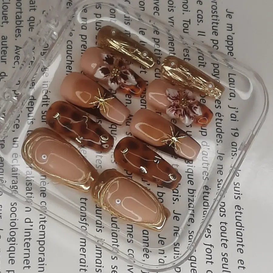 aux couleurs de l'ambre ce set de press on nails sublimera vos mains tant par sa couleur que par son design