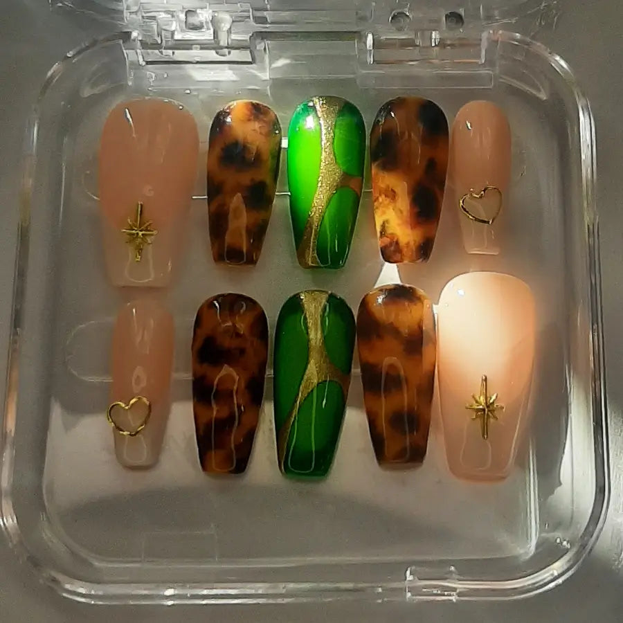 faux ongles tortoise et dégradé de vert doré avec french et ornements dorés