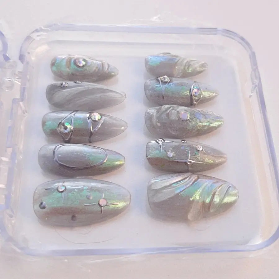 Subliment Press on nails aux aspects métallique gris avec du chrome argenté et strass, artisanaux