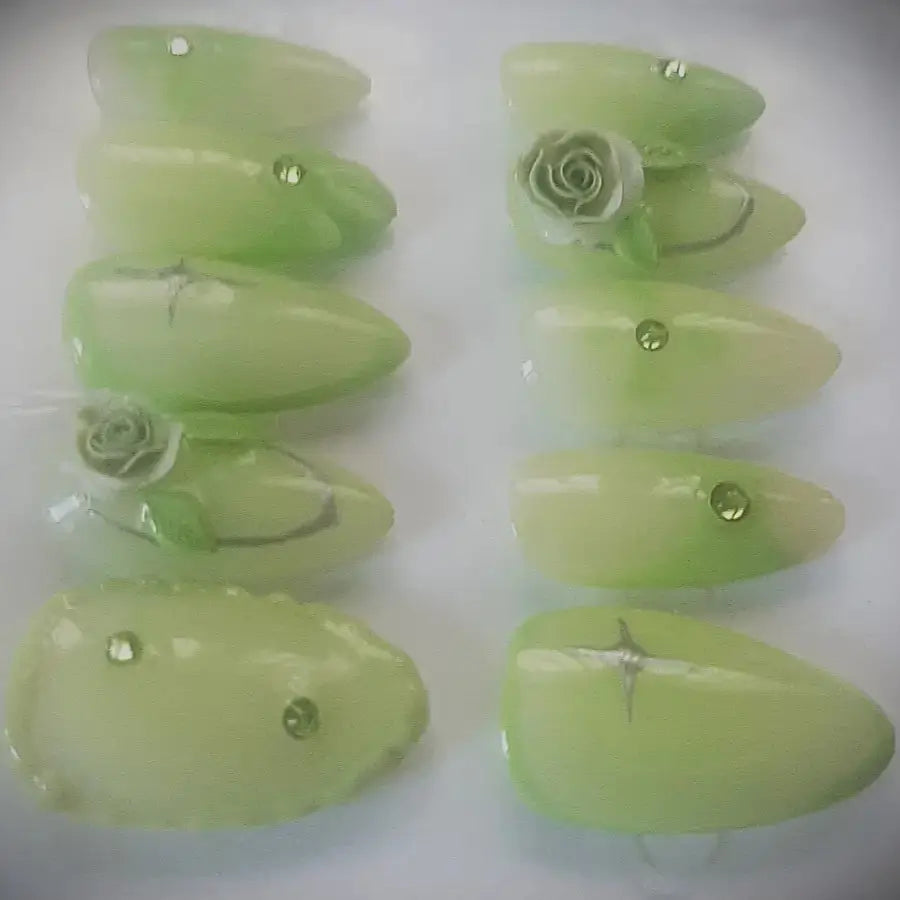 Vue détaillée des faux ongles JADE de chez Nailstylefr, Vert émeraude, fleurs 3D et chrome argenté pour apporter du charme à vos mains